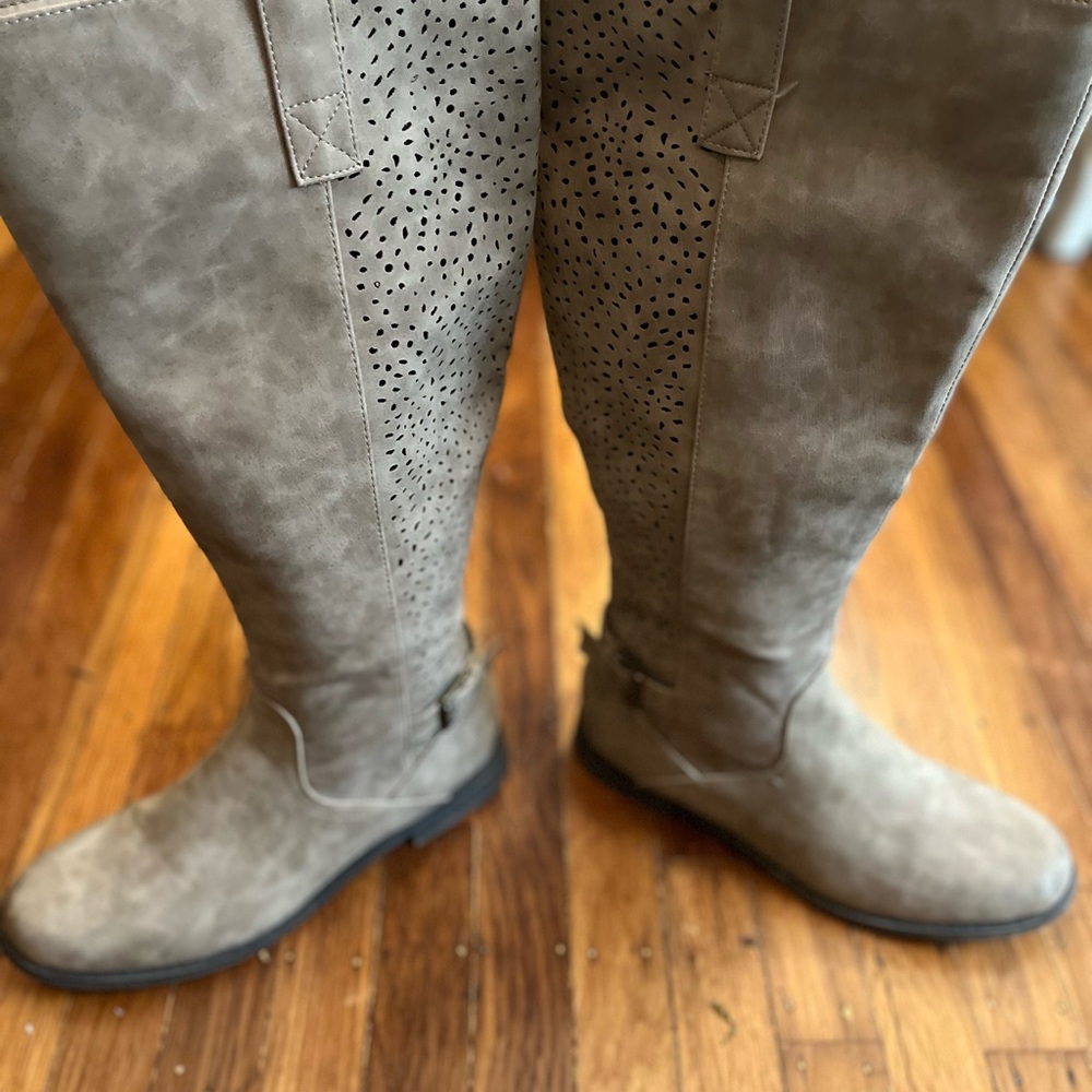 Boots - Picture 5 of 5